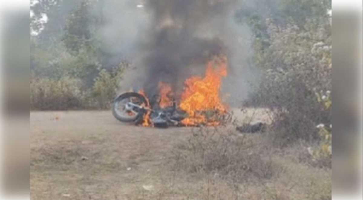 धनबाद में वर्चस्व को लेकर दो गुटों में फायरिंग और बमबारी, सांसद का दफ्तर फूंका धनबाद में वर्चस्व को लेकर दो गुटों में फायरिंग और बमबारी, सांसद का दफ्तर फूंका